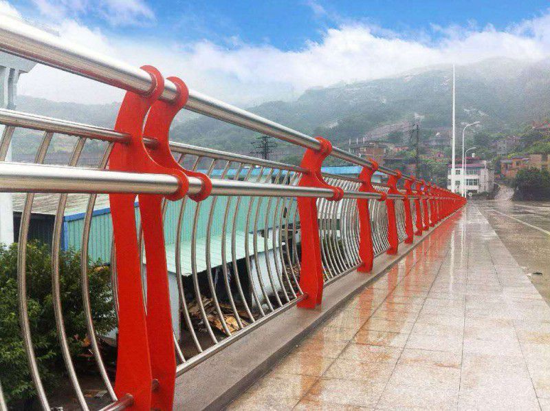 普洱江城哈尼族彝族自治县玻璃桥栏杆在凝汽