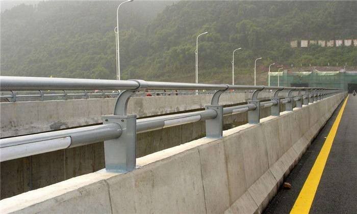 张家口怀安县桥梁防撞栏杆如何改进的技术