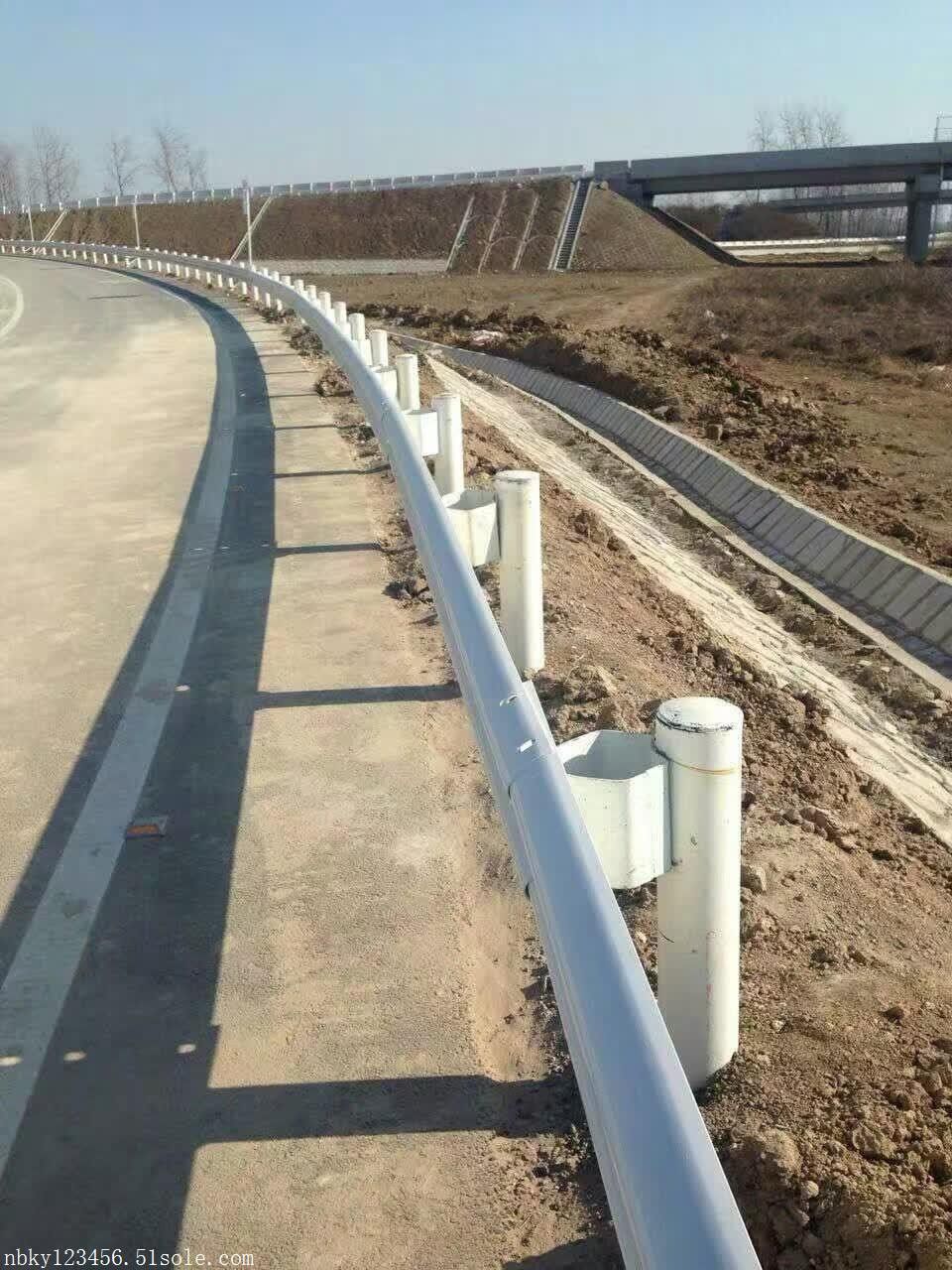 赣州市防撞高速波形护栏板的空拔效果分析