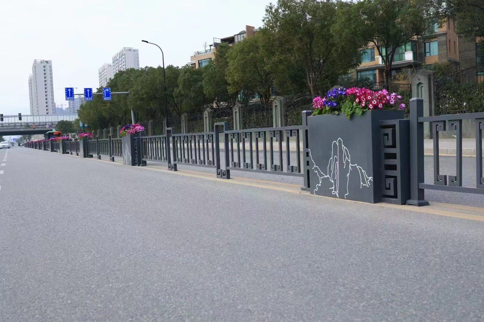防城港道路护栏上的花箱